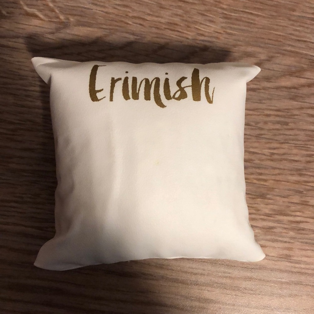 Erimish pillow holder